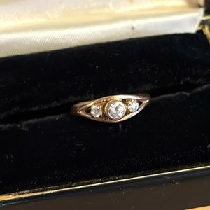 Beautiful Vintage Solid 14k Yellow Gold Cubic Zirconia Ring